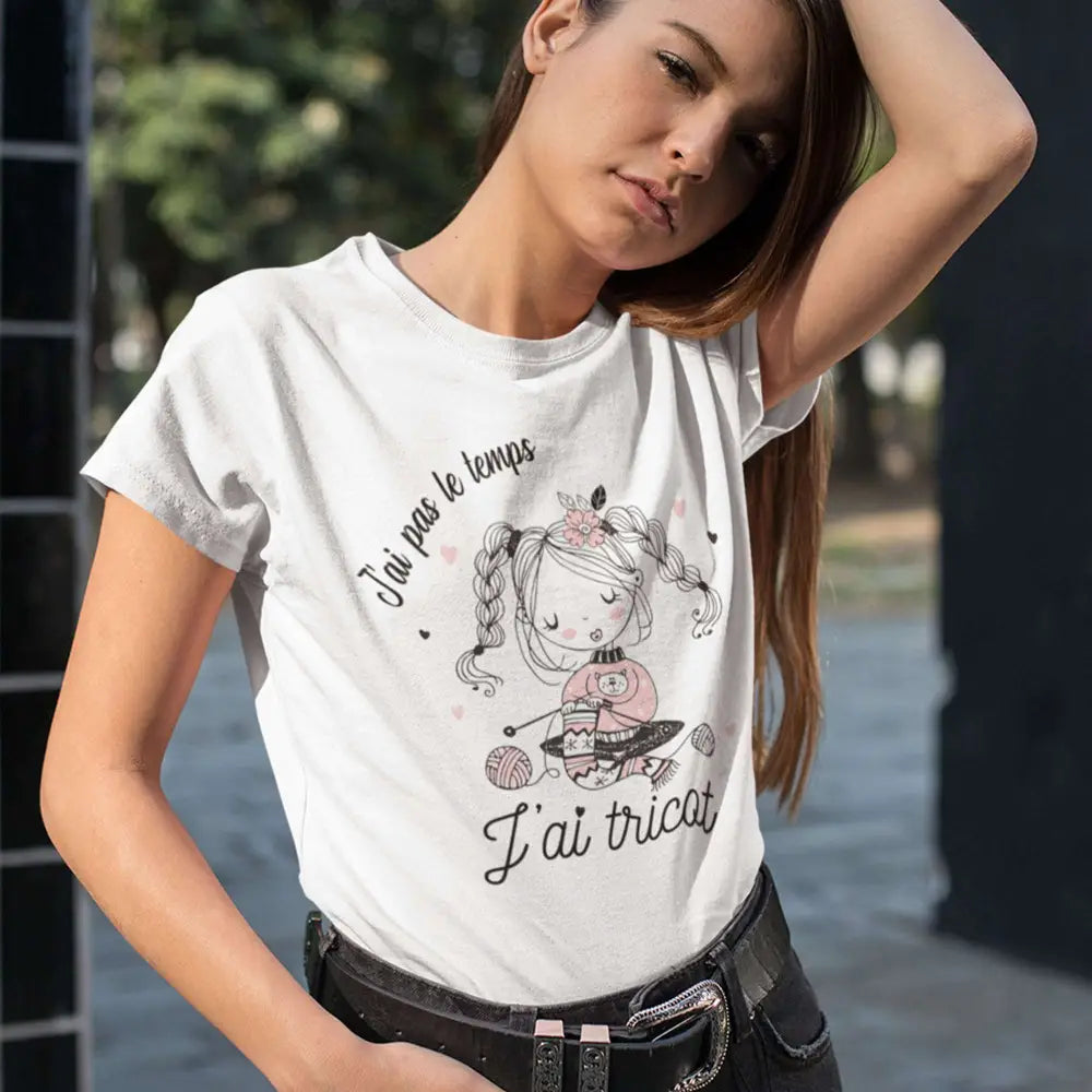 T-shirt femme avec l'inscription "J'ai pas le temps, j'ai tricot", un modèle parfait pour les passionnées de tricot. Confortable et original, il permet d'afficher avec humour l'amour pour cette activité créative.