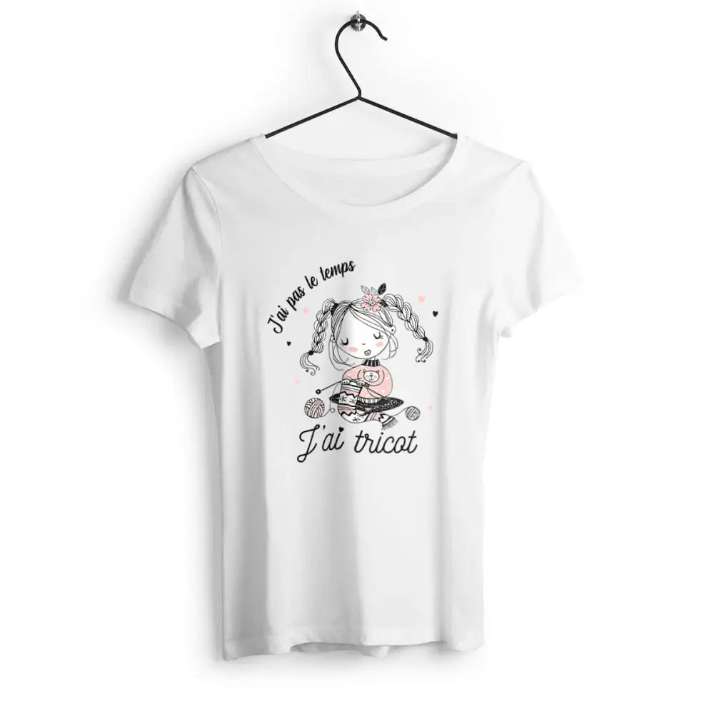 T-shirt femme avec l'inscription "J'ai pas le temps, j'ai tricot", un modèle parfait pour les passionnées de tricot. Confortable et original, il permet d'afficher avec humour l'amour pour cette activité créative.
