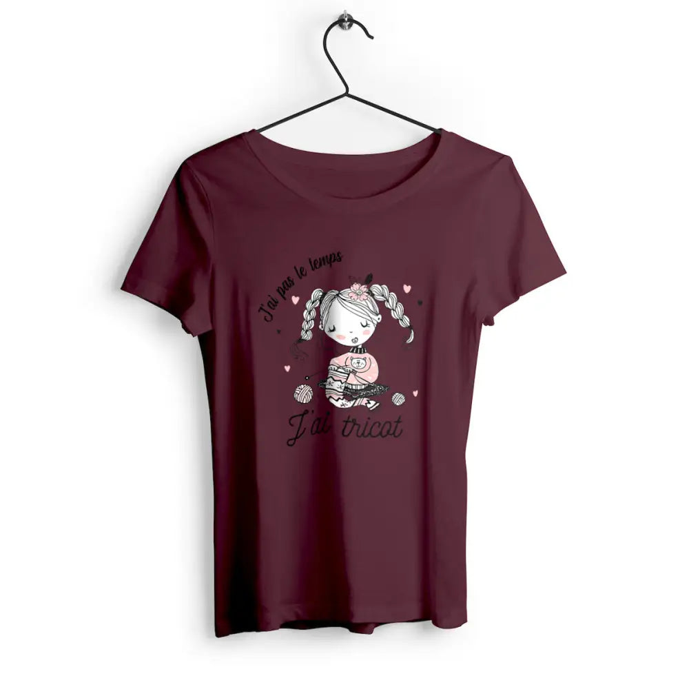 T-shirt femme avec l'inscription "J'ai pas le temps, j'ai tricot", un modèle parfait pour les passionnées de tricot. Confortable et original, il permet d'afficher avec humour l'amour pour cette activité créative.