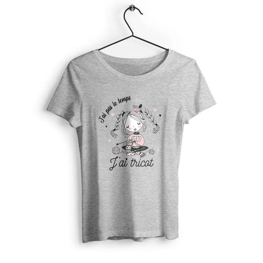 T-shirt femme avec l'inscription "J'ai pas le temps, j'ai tricot", un modèle parfait pour les passionnées de tricot. Confortable et original, il permet d'afficher avec humour l'amour pour cette activité créative.