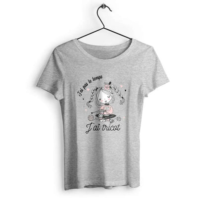 T-shirt femme avec l'inscription "J'ai pas le temps, j'ai tricot", un modèle parfait pour les passionnées de tricot. Confortable et original, il permet d'afficher avec humour l'amour pour cette activité créative.
