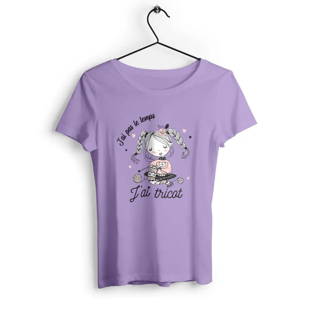 T-shirt femme avec l'inscription "J'ai pas le temps, j'ai tricot", un modèle parfait pour les passionnées de tricot. Confortable et original, il permet d'afficher avec humour l'amour pour cette activité créative.