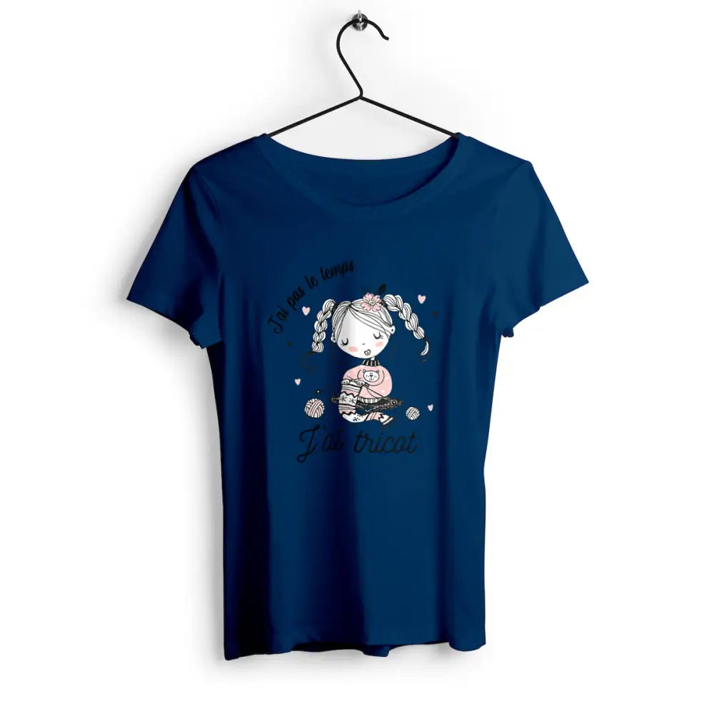 T-shirt femme avec l'inscription "J'ai pas le temps, j'ai tricot", un modèle parfait pour les passionnées de tricot. Confortable et original, il permet d'afficher avec humour l'amour pour cette activité créative.