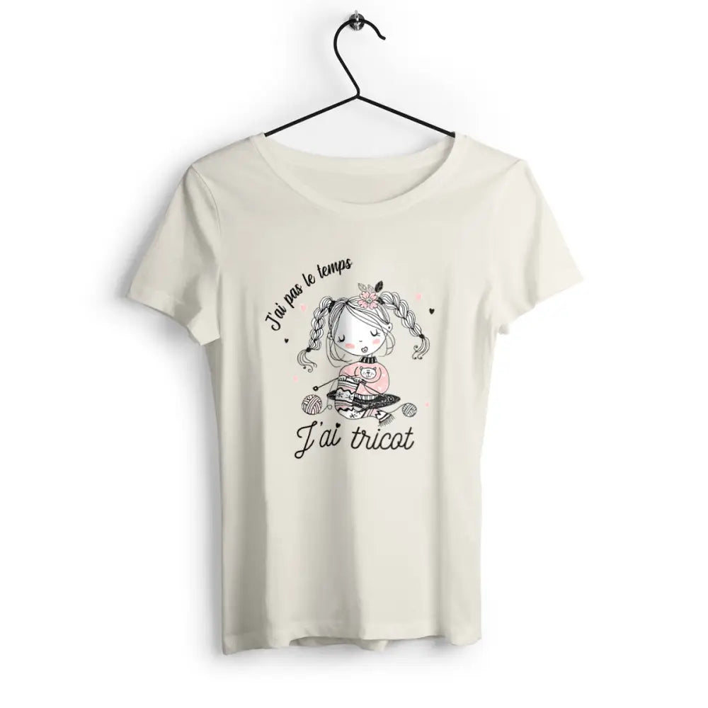 T-shirt femme avec l'inscription "J'ai pas le temps, j'ai tricot", un modèle parfait pour les passionnées de tricot. Confortable et original, il permet d'afficher avec humour l'amour pour cette activité créative.