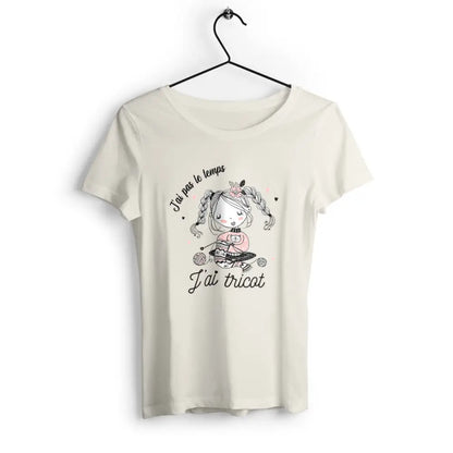 T-shirt femme avec l'inscription "J'ai pas le temps, j'ai tricot", un modèle parfait pour les passionnées de tricot. Confortable et original, il permet d'afficher avec humour l'amour pour cette activité créative.