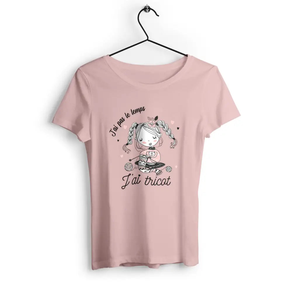 T-shirt femme avec l'inscription "J'ai pas le temps, j'ai tricot", un modèle parfait pour les passionnées de tricot. Confortable et original, il permet d'afficher avec humour l'amour pour cette activité créative.