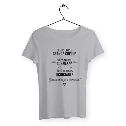 T-shirt femme avec l'inscription "J'assume et je t'emmerde", un modèle audacieux et provocateur pour celles qui n'ont pas peur d'affirmer leur personnalité. Confortable et original, parfait pour afficher une attitude sans compromis.