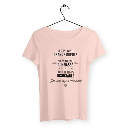 T-shirt femme avec l'inscription "J'assume et je t'emmerde", un modèle audacieux et provocateur pour celles qui n'ont pas peur d'affirmer leur personnalité. Confortable et original, parfait pour afficher une attitude sans compromis.