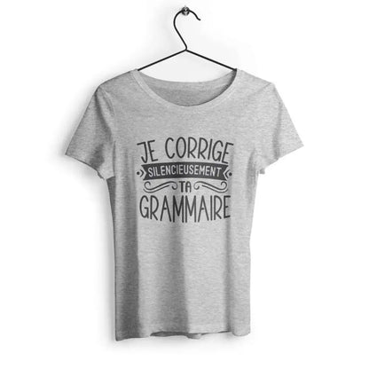 T-shirt femme avec l'inscription 'Je corrige silencieusement ta grammaire' en typographie audacieuse, idéal pour les amatrices de la langue et de l'humour subtil.