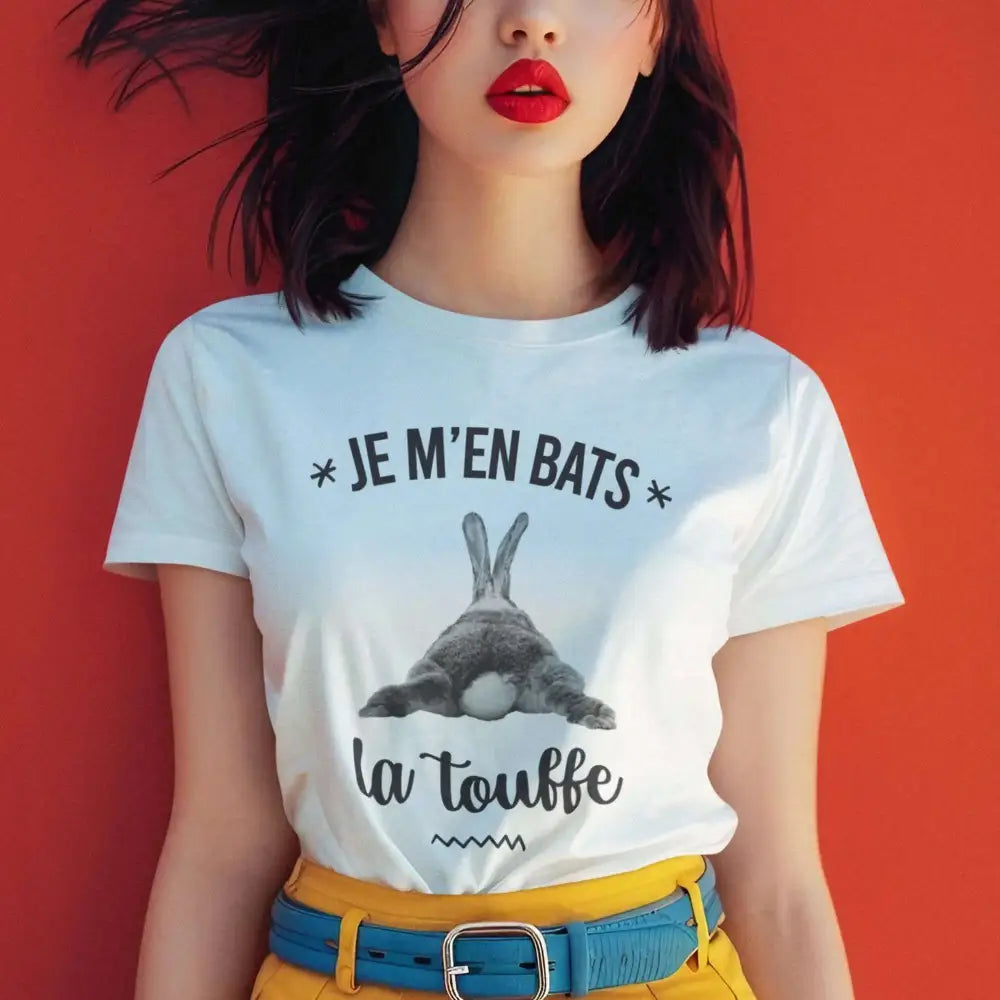 T-shirt femme "Je m'en bats la touffe", design audacieux et humoristique, idéal pour un look décalé et fun, en coton confortable et coupe moderne.