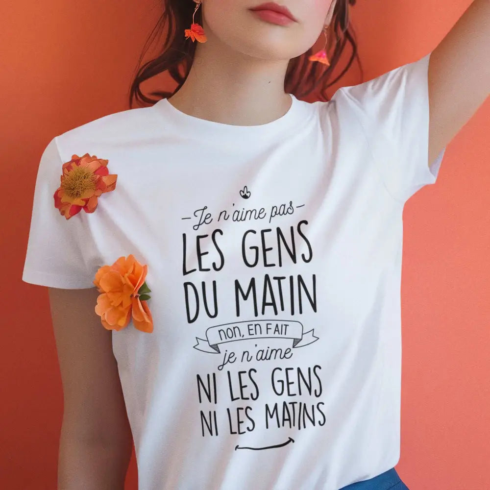 T-shirt femme "Je n'aime ni les gens ni les matins" Premium + en coton organique, éthique et éco-responsable, avec coupe moderne et design unique.