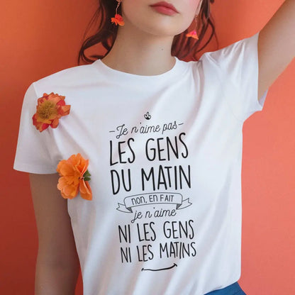 T-shirt femme "Je n'aime ni les gens ni les matins" Premium + en coton organique, éthique et éco-responsable, avec coupe moderne et design unique.