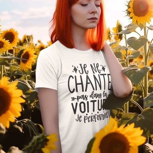 T-shirt femme avec l'inscription 'Je ne chante pas dans la voiture, je performe', parfait pour les passionnées de musique et d'humour, avec un design fun et affirmé.