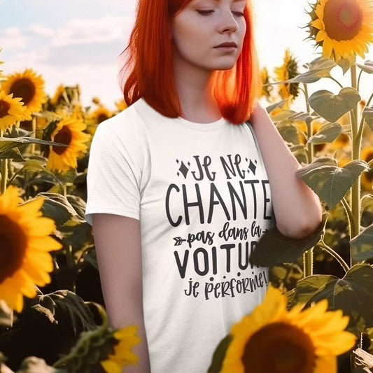 T-shirt femme avec l'inscription 'Je ne chante pas dans la voiture, je performe', parfait pour les passionnées de musique et d'humour, avec un design fun et affirmé.