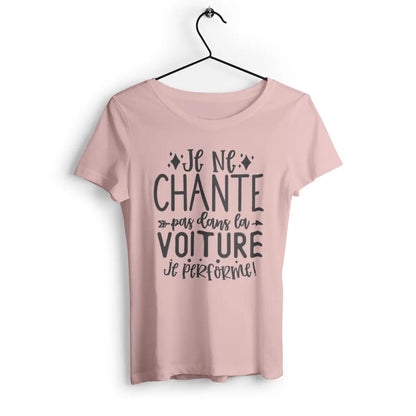 T-shirt femme avec l'inscription 'Je ne chante pas dans la voiture, je performe', parfait pour les passionnées de musique et d'humour, avec un design fun et affirmé.