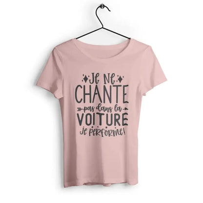 T-shirt femme avec l'inscription 'Je ne chante pas dans la voiture, je performe', parfait pour les passionnées de musique et d'humour, avec un design fun et affirmé.