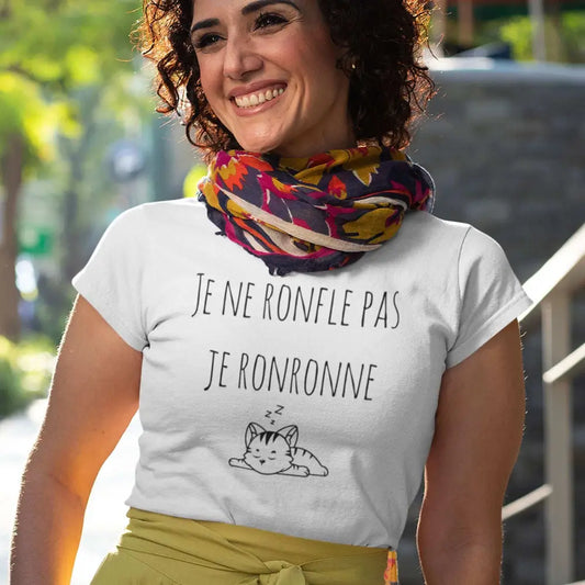 T-shirt femme avec l'inscription 'Je ne ronfle pas, je ronronne' en typographie ludique, idéale pour les amatrices d'humour et de confort.