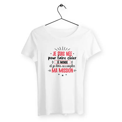 T-shirt femme avec l'inscription "Je suis née pour faire chier le monde", parfait pour celles qui assument leur caractère bien trempé avec humour. Confortable et audacieux, il ajoute une touche de fun et de dérision à votre style.