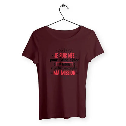T-shirt femme avec l'inscription "Je suis née pour faire chier le monde", parfait pour celles qui assument leur caractère bien trempé avec humour. Confortable et audacieux, il ajoute une touche de fun et de dérision à votre style.