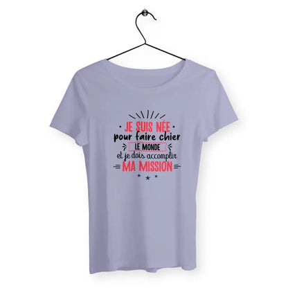 T-shirt femme avec l'inscription "Je suis née pour faire chier le monde", parfait pour celles qui assument leur caractère bien trempé avec humour. Confortable et audacieux, il ajoute une touche de fun et de dérision à votre style.