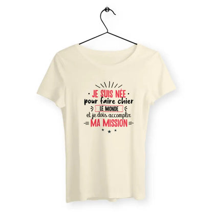 T-shirt femme avec l'inscription "Je suis née pour faire chier le monde", parfait pour celles qui assument leur caractère bien trempé avec humour. Confortable et audacieux, il ajoute une touche de fun et de dérision à votre style.