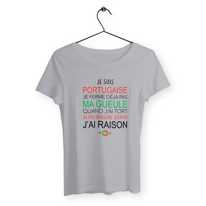T-shirt femme avec l'inscription "Je suis portugaise", un modèle fier et culturel pour celles qui souhaitent afficher leur identité et leur fierté d'origine portugaise. Confortable et stylé, parfait pour célébrer la culture portugaise avec une touche d'humour et d'authenticité.