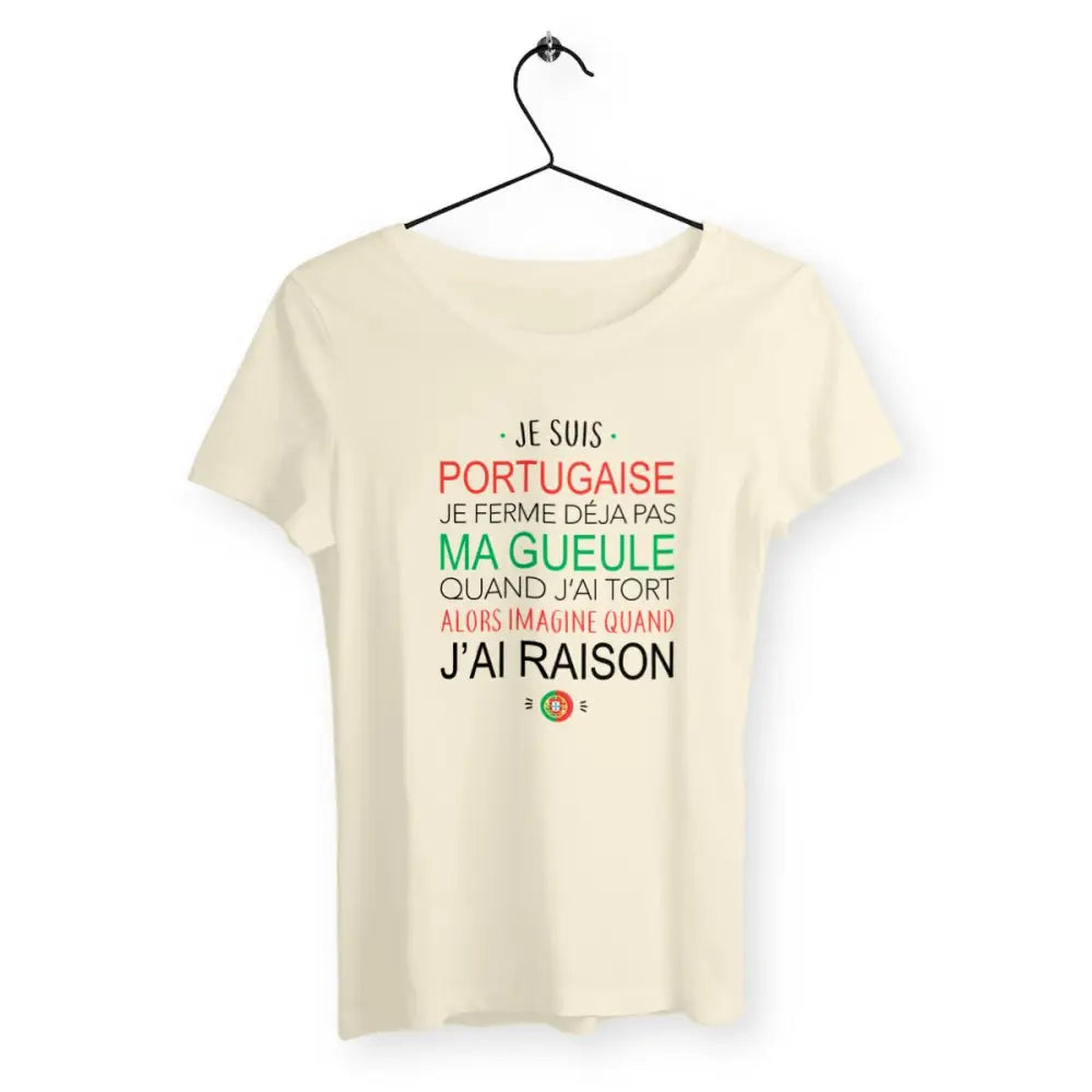 T-shirt femme avec l'inscription "Je suis portugaise", un modèle fier et culturel pour celles qui souhaitent afficher leur identité et leur fierté d'origine portugaise. Confortable et stylé, parfait pour célébrer la culture portugaise avec une touche d'humour et d'authenticité.