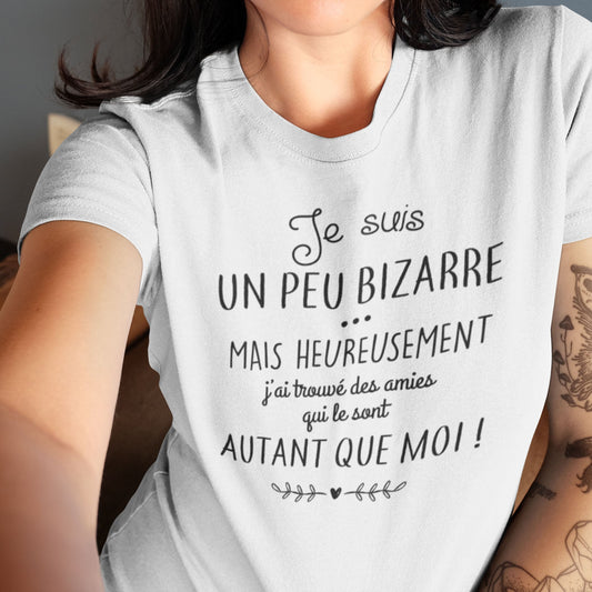T-shirt femme avec l'inscription "Je suis un peu bizarre, mais heureusement j'ai trouvé des amies qui le sont autant que moi", un modèle fun et décalé pour celles qui assument leur originalité. Confortable et plein d’humour, parfait pour afficher fièrement votre complicité avec vos amies uniques.