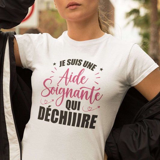T-shirt femme "Je suis une aide soignante qui déchire", design inspirant et moderne pour rendre hommage aux soignants, en coton doux et confortable.