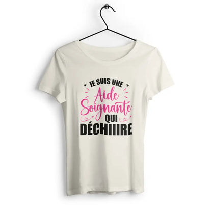 T-shirt femme "Je suis une aide soignante qui déchire", design inspirant et moderne pour rendre hommage aux soignants, en coton doux et confortable.