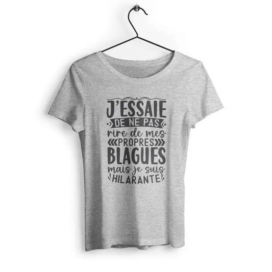 T-shirt femme avec l'inscription 'J'essaie de ne pas rire à mes propres blagues' en typographie amusante, parfait pour ceux qui aiment l'humour décalé et les moments de rigolade.