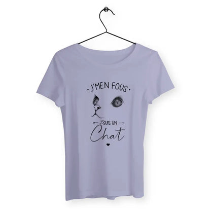 T-shirt femme avec l'inscription "J'men fous j'suis un chat", parfait pour les amoureuses des félins. Confortable et stylé, il reflète l'attitude indépendante et détendue des chats avec une touche d’humour.