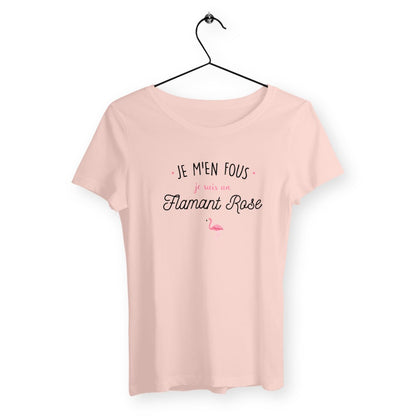 T-shirt femme avec l'inscription "J'men fous j'suis un flamant rose" – Un design amusant et décalé pour celles qui aiment afficher leur personnalité unique et pleine d'humour. Parfait pour un look fun et original !