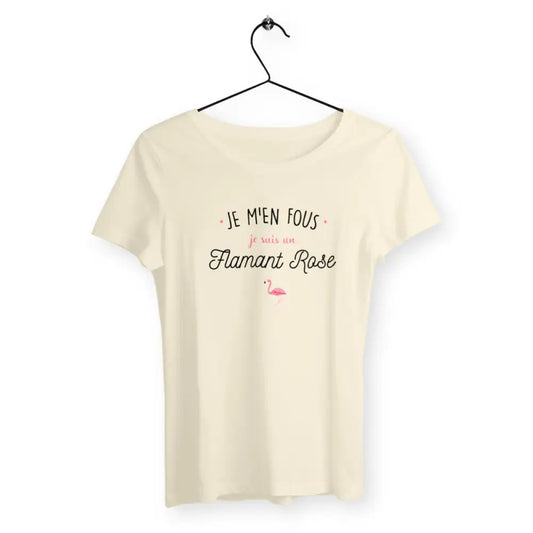 T-shirt femme avec l'inscription "J'men fous j'suis un flamant rose" – Un design amusant et décalé pour celles qui aiment afficher leur personnalité unique et pleine d'humour. Parfait pour un look fun et original !