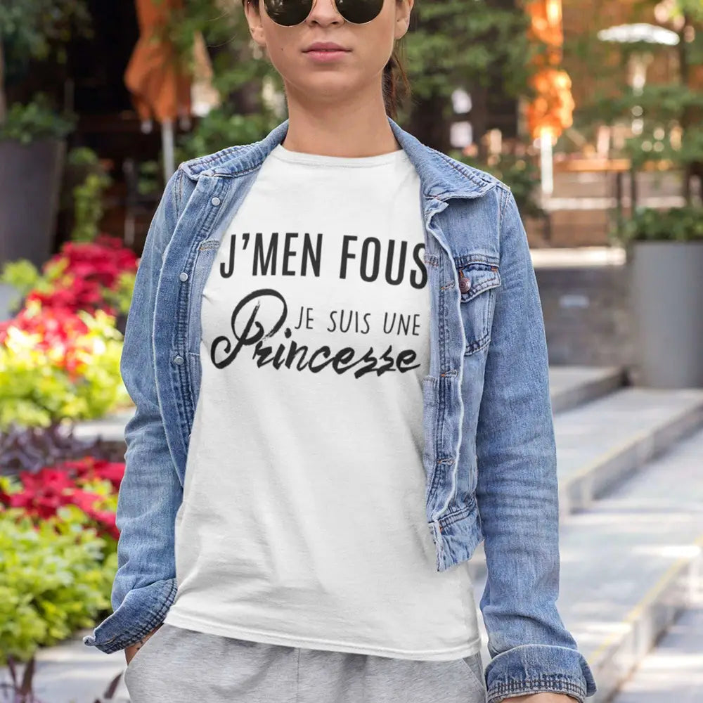 T-shirt femme avec l'inscription 'J'men fous j'suis une princesse' en typographie fun et audacieuse, parfait pour afficher une attitude décontractée et pleine de confiance.