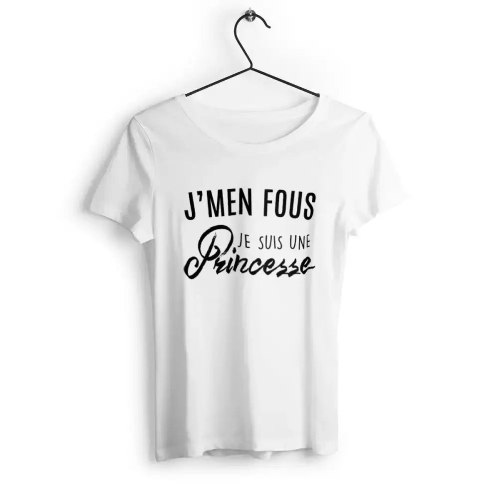 T-shirt femme avec l'inscription 'J'men fous j'suis une princesse' en typographie fun et audacieuse, parfait pour afficher une attitude décontractée et pleine de confiance.