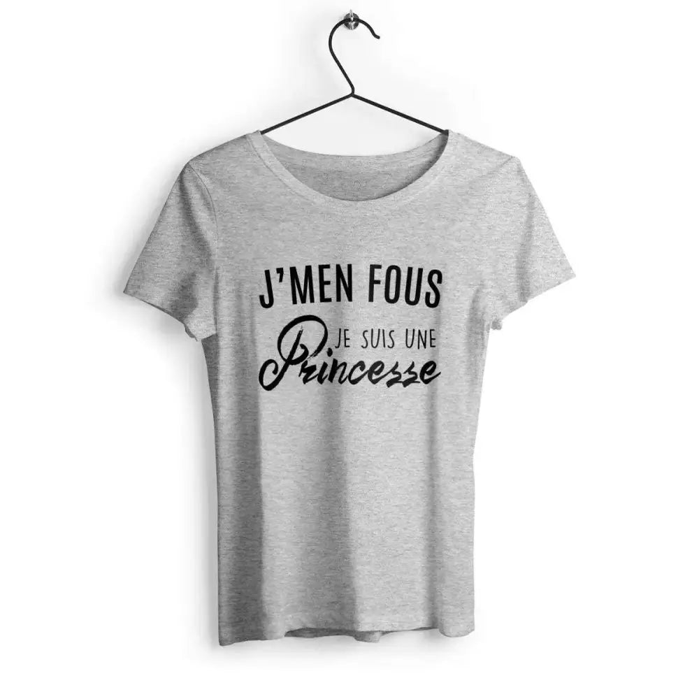 T-shirt femme avec l'inscription 'J'men fous j'suis une princesse' en typographie fun et audacieuse, parfait pour afficher une attitude décontractée et pleine de confiance.