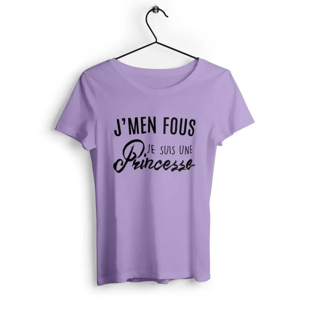 T-shirt femme avec l'inscription 'J'men fous j'suis une princesse' en typographie fun et audacieuse, parfait pour afficher une attitude décontractée et pleine de confiance.