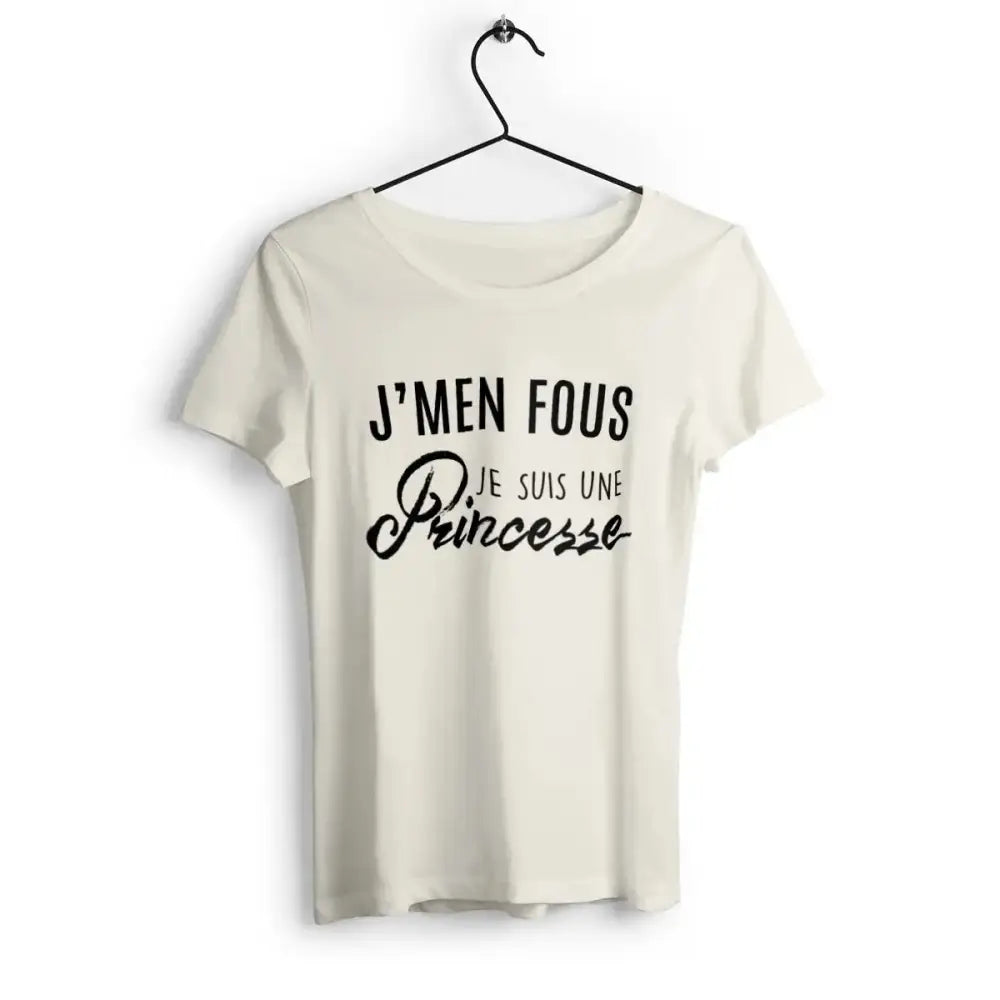 T-shirt femme avec l'inscription 'J'men fous j'suis une princesse' en typographie fun et audacieuse, parfait pour afficher une attitude décontractée et pleine de confiance.