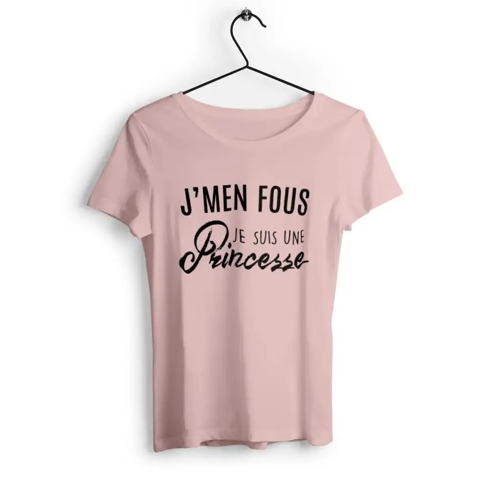 T-shirt femme avec l'inscription 'J'men fous j'suis une princesse' en typographie fun et audacieuse, parfait pour afficher une attitude décontractée et pleine de confiance.