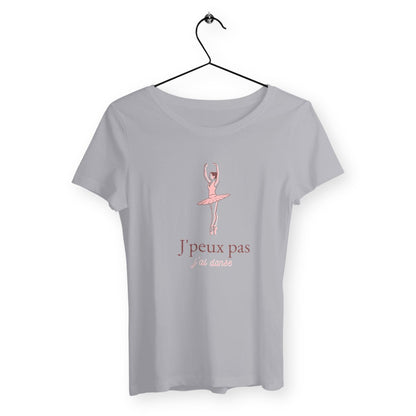 T-shirt femme avec l'inscription "J'peux pas, j'ai danse", un modèle dynamique et stylé pour les passionnées de danse. Confortable et élégant, parfait pour afficher votre amour pour la danse avec une touche d'humour.