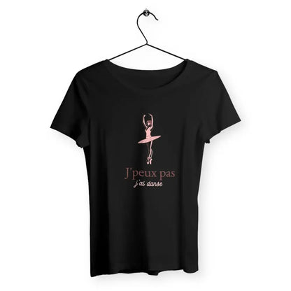 T-shirt femme avec l'inscription "J'peux pas, j'ai danse", un modèle dynamique et stylé pour les passionnées de danse. Confortable et élégant, parfait pour afficher votre amour pour la danse avec une touche d'humour.