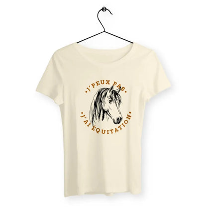 T-shirt femme avec l'inscription "J'peux pas, j'ai équitation", un modèle dynamique et élégant pour les passionnées d'équitation. Confortable et stylé, parfait pour afficher votre amour pour les chevaux et ce sport avec humour.