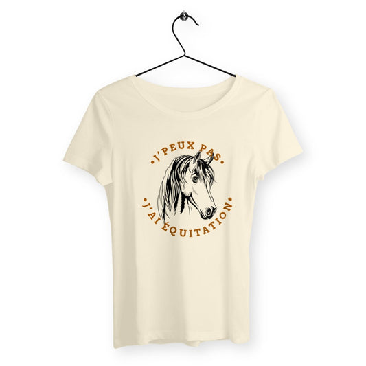T-shirt femme avec l'inscription "J'peux pas, j'ai équitation", un modèle dynamique et élégant pour les passionnées d'équitation. Confortable et stylé, parfait pour afficher votre amour pour les chevaux et ce sport avec humour.