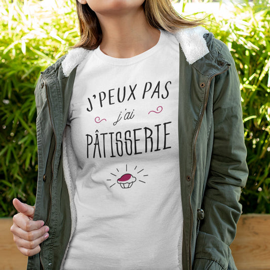 T-shirt femme avec l'inscription "J'peux pas, j'ai pâtisserie", un modèle gourmand et amusant pour les passionnées de cuisine sucrée. Confortable et stylé, idéal pour afficher votre amour de la pâtisserie avec une touche d'humour.