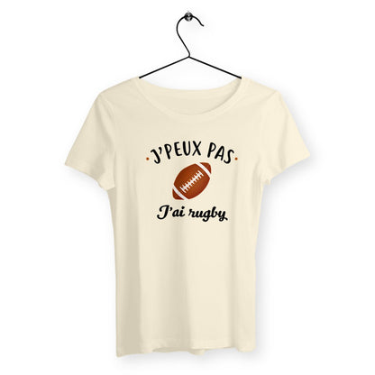 T-shirt femme avec l'inscription "J'peux pas j'ai rugby", un modèle dynamique et sportif pour les passionnées de rugby. Confortable et stylé, parfait pour afficher votre amour du sport avec une touche d'humour.