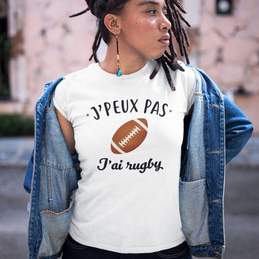 T-shirt femme avec l'inscription "J'peux pas j'ai rugby", un modèle dynamique et sportif pour les passionnées de rugby. Confortable et stylé, parfait pour afficher votre amour du sport avec une touche d'humour.