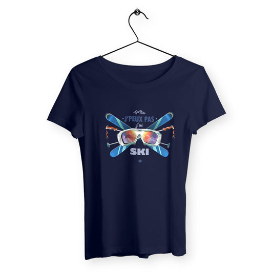 T-shirt femme avec l'inscription "J'peux pas, j'ai ski", parfait pour les passionnées de sports d'hiver. Confortable et stylé, idéal pour afficher son amour du ski avec humour.