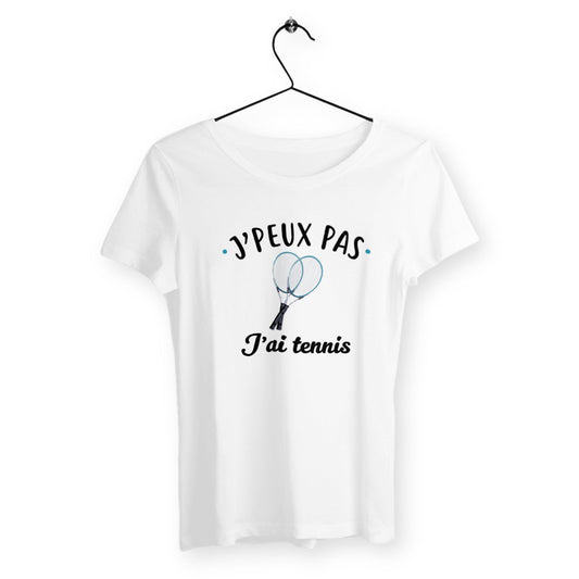 T-shirt femme avec l'inscription "J'peux pas, j'ai tennis", un modèle dynamique et sportif pour les passionnées de tennis. Confortable et stylé, parfait pour afficher votre amour du sport avec une touche d'humour.