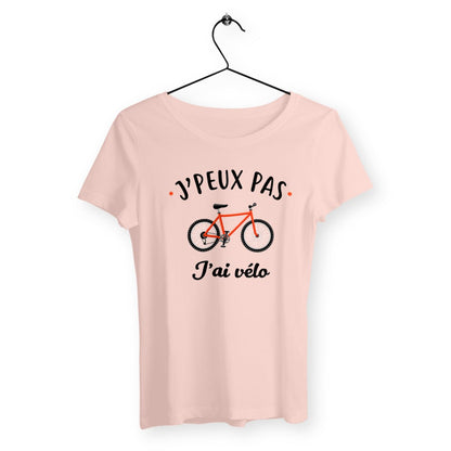 T-shirt femme avec l'inscription "J'peux pas, j'ai vélo", un modèle dynamique et décontracté pour les passionnées de cyclisme. Confortable et stylé, idéal pour afficher votre amour du vélo avec humour et simplicité.